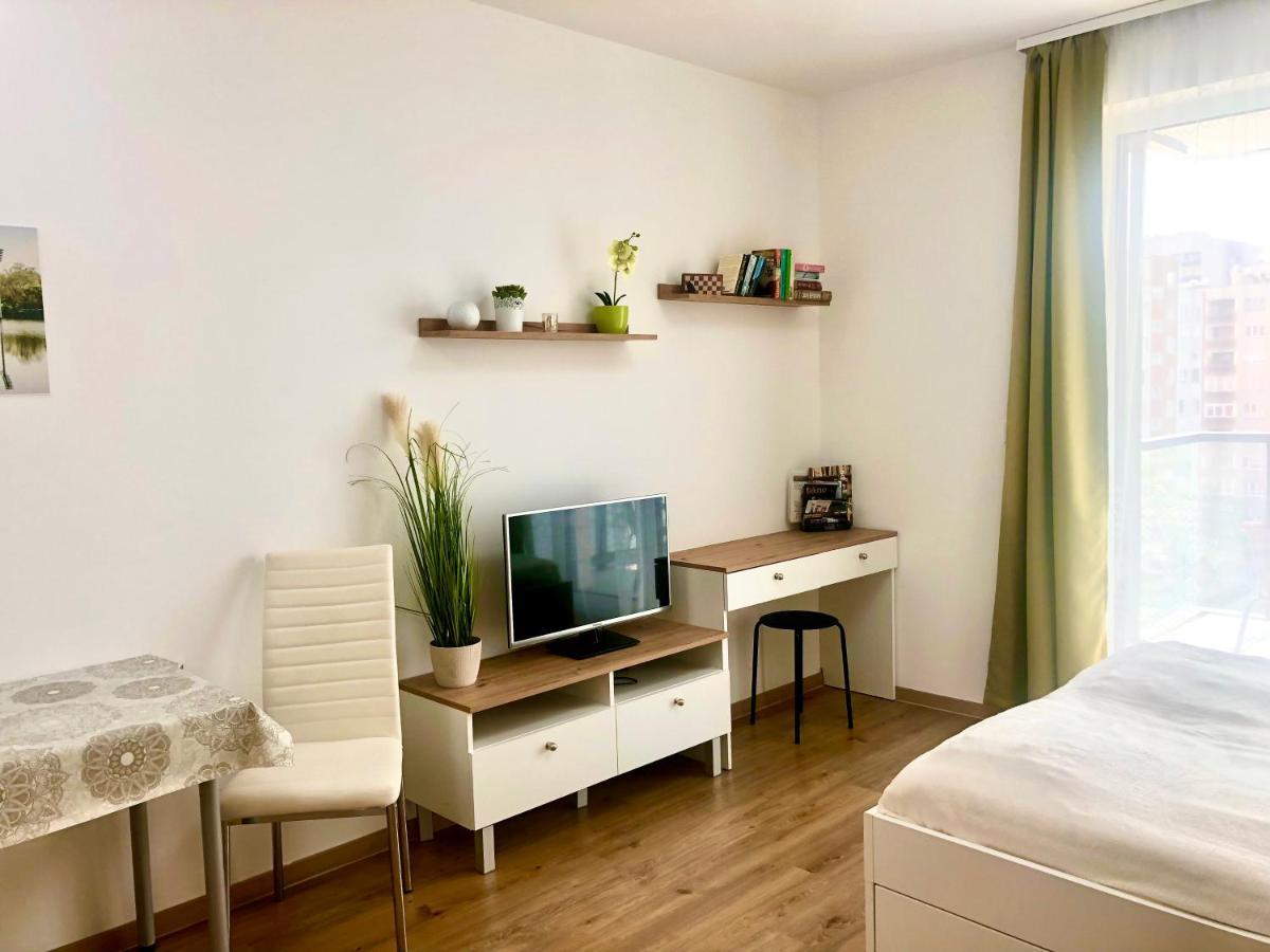 Sweet Home Apartman , 30Sqm Studio, Free Private Parking, Mountain View, Balcony, 20 Min From Downtown بودابست المظهر الخارجي الصورة